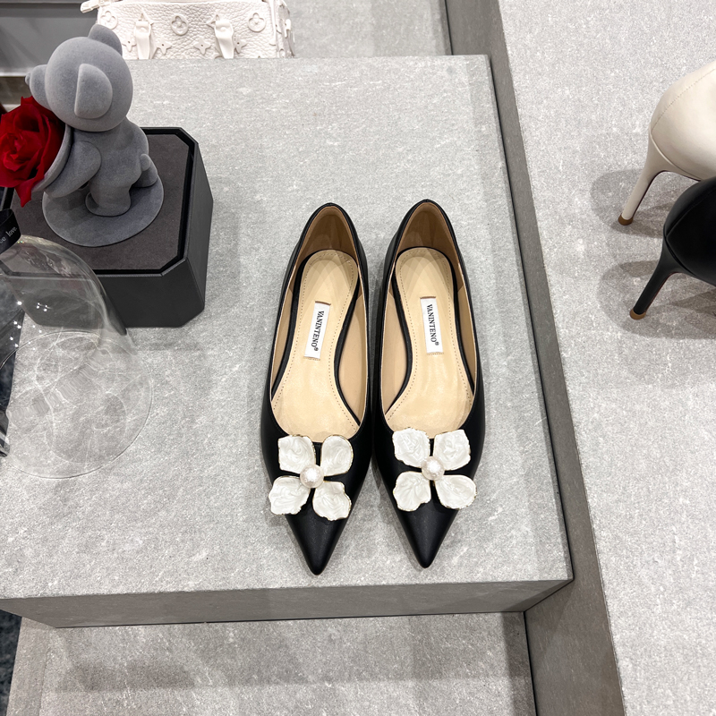 Black Slip-On Pointed Toe Pearl Flower Buckle Flat Shoes for Women - Elegant Shallow Mouth Party Footwear