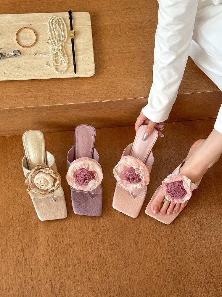 Blooming Roses Square-Toe Flower Sandals for Women - New Summer 2025 High Heels, Floral Design, Trendy Fashion Footwear Blooming Roses Square-Toe Flower Sandals for Women - New Summer 2025 High Heels, Floral Design, Trendy Fashion Footwear