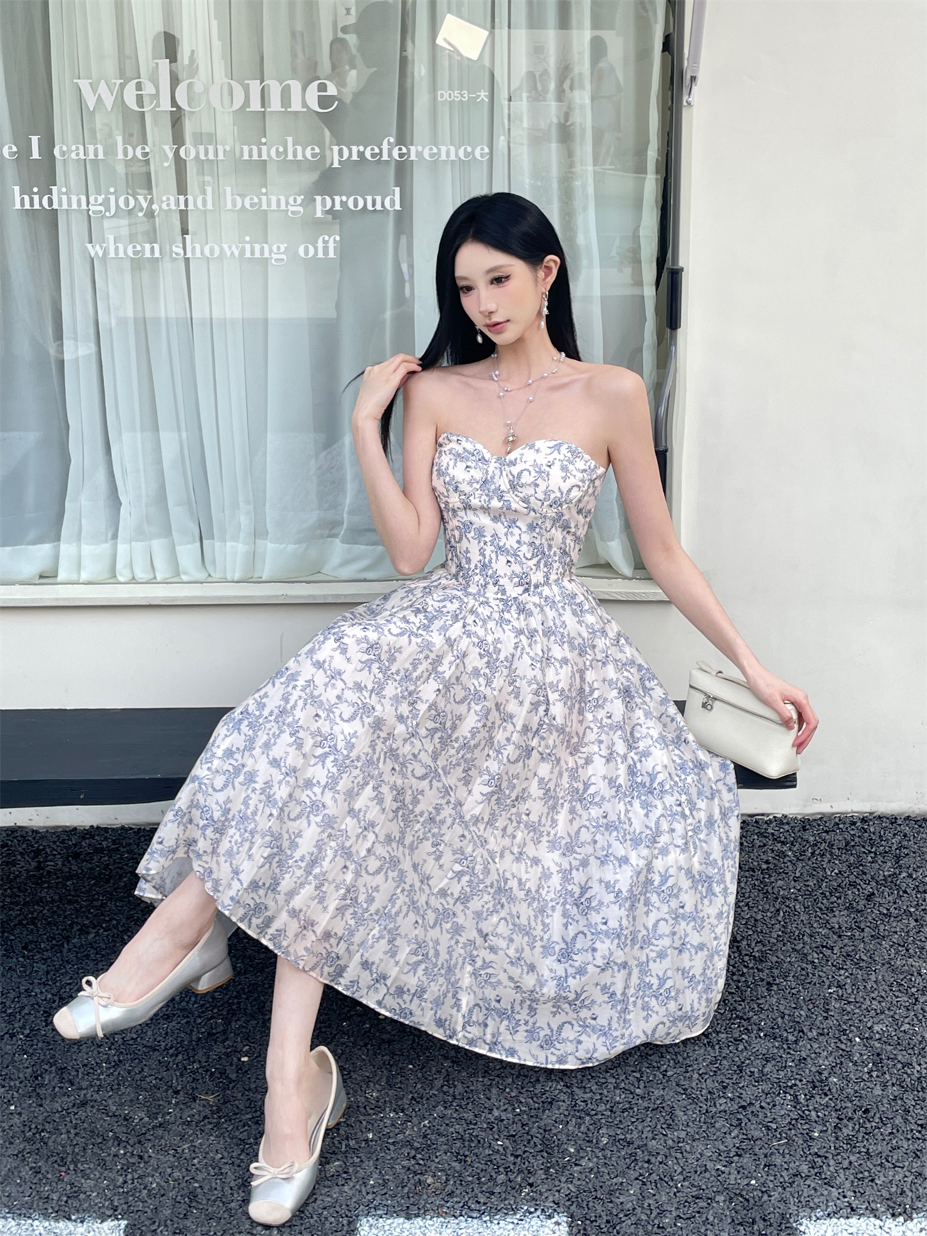 Blue and White Porcelain Floral Print Strapless High-Waisted Long Dress with Large Skirt - Elegant French Style for Summer Events Blue and White Porcelain Floral Print Strapless High-Waisted Long Dress with Large Skirt - Elegant French Style for Summer Events