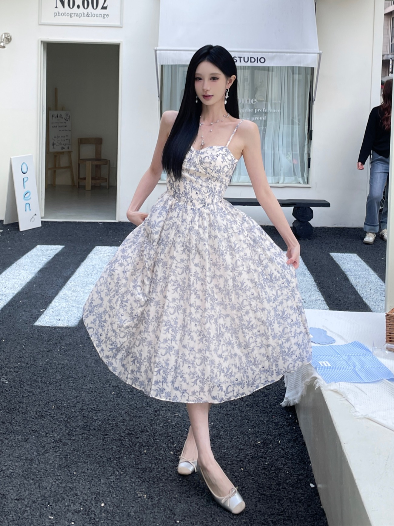 Blue and White Porcelain Floral Print Strapless High-Waisted Long Dress with Large Skirt - Elegant French Style for Summer Events Blue and White Porcelain Floral Print Strapless High-Waisted Long Dress with Large Skirt - Elegant French Style for Summer Events