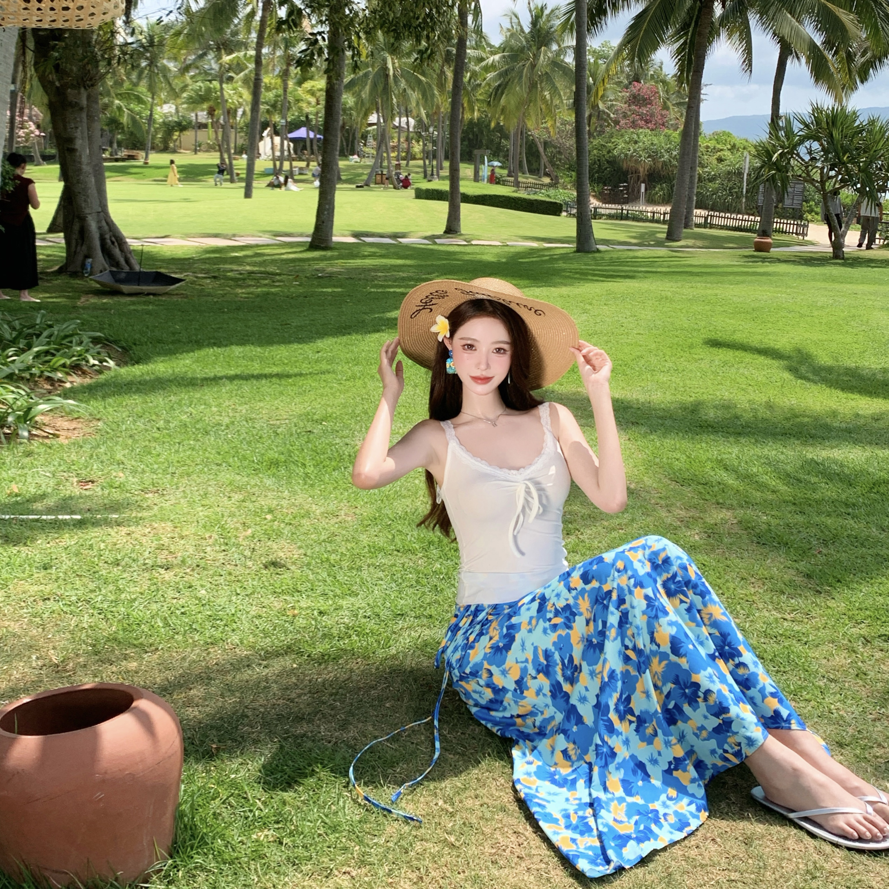 Blue Floral A-Line Skirt and Lace Camisole Two-Piece Set for Women's French Seaside Vacation Style Blue Floral A-Line Skirt and Lace Camisole Two-Piece Set for Women's French Seaside Vacation Style