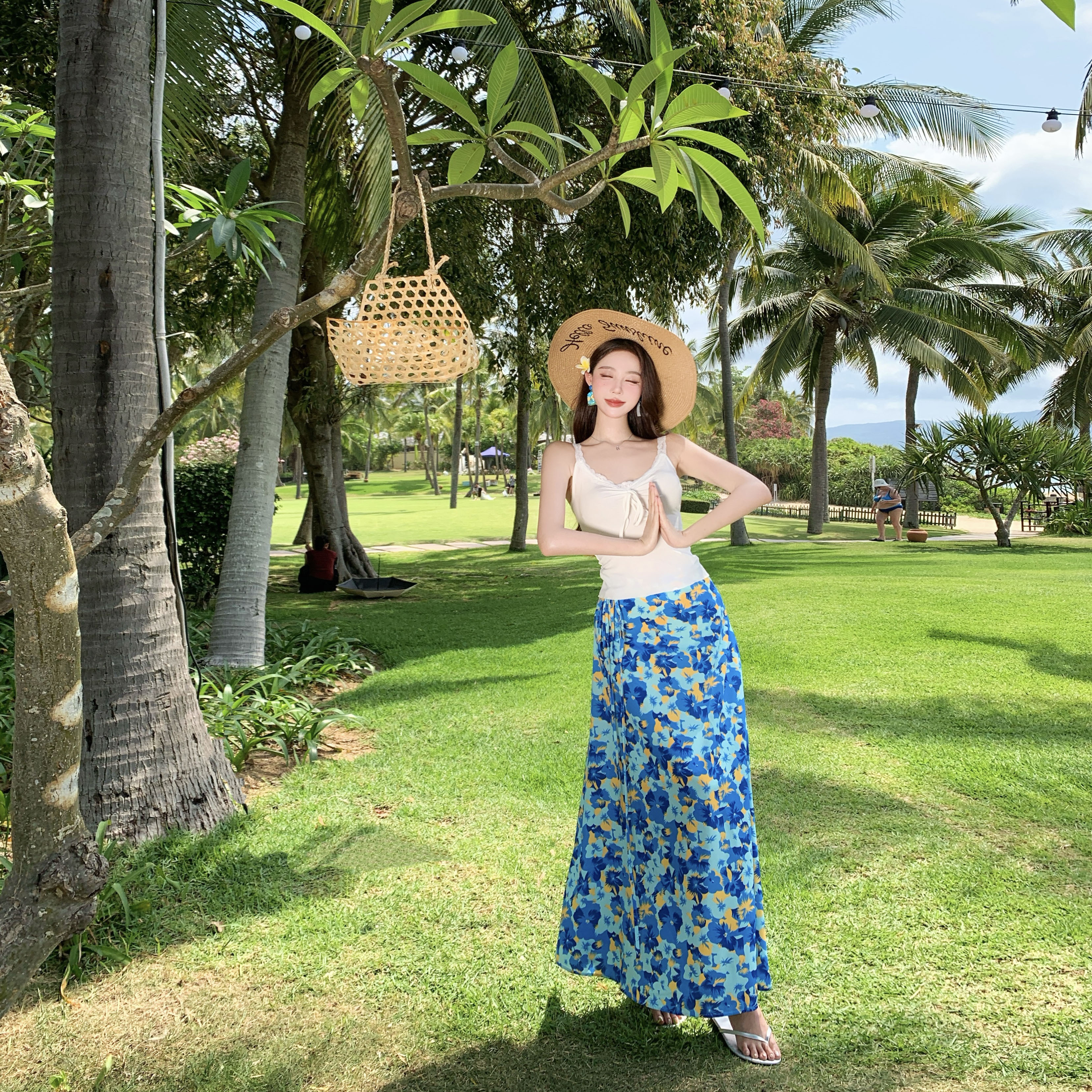 Blue Floral A-Line Skirt and Lace Camisole Two-Piece Set for Women's French Seaside Vacation Style Blue Floral A-Line Skirt and Lace Camisole Two-Piece Set for Women's French Seaside Vacation Style