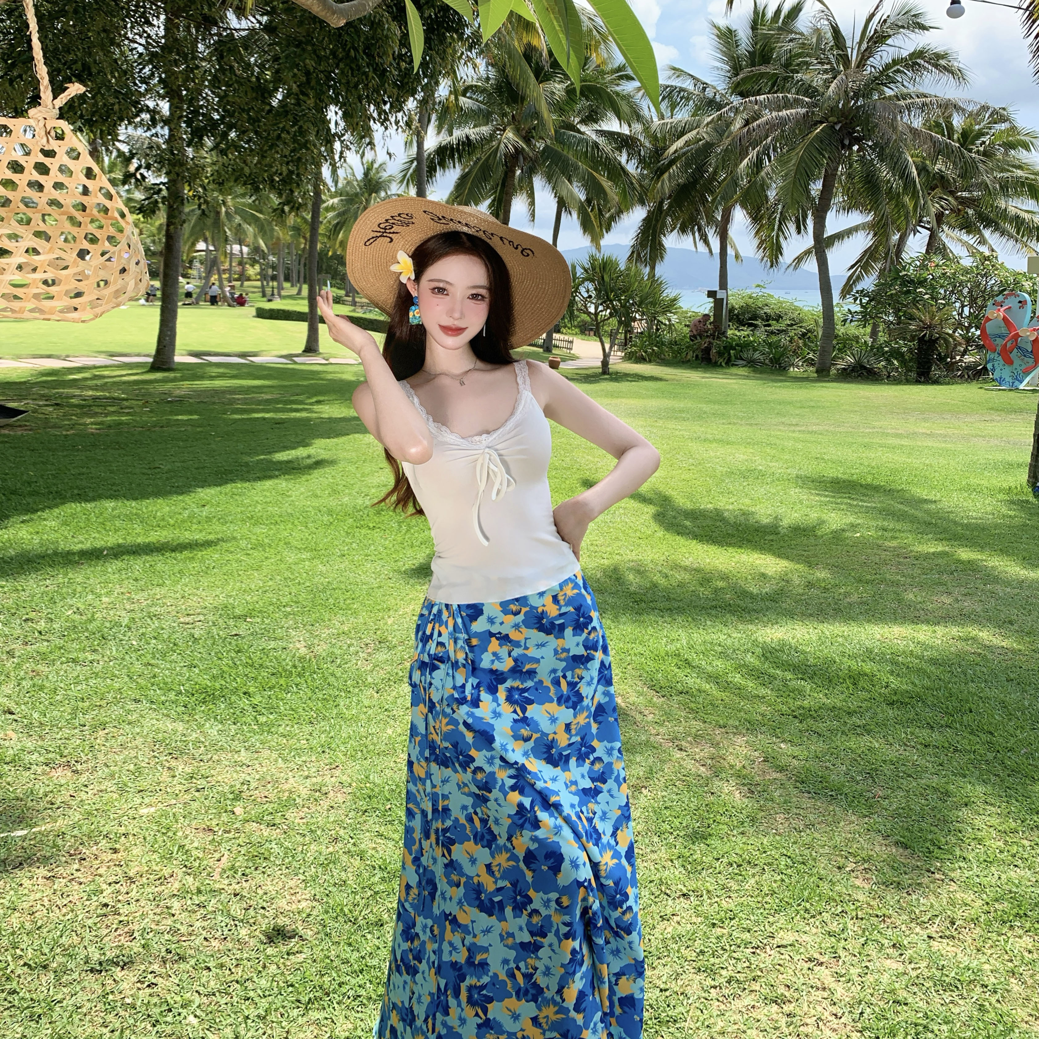 Blue Floral A-Line Skirt and Lace Camisole Two-Piece Set for Women's French Seaside Vacation Style Blue Floral A-Line Skirt and Lace Camisole Two-Piece Set for Women's French Seaside Vacation Style