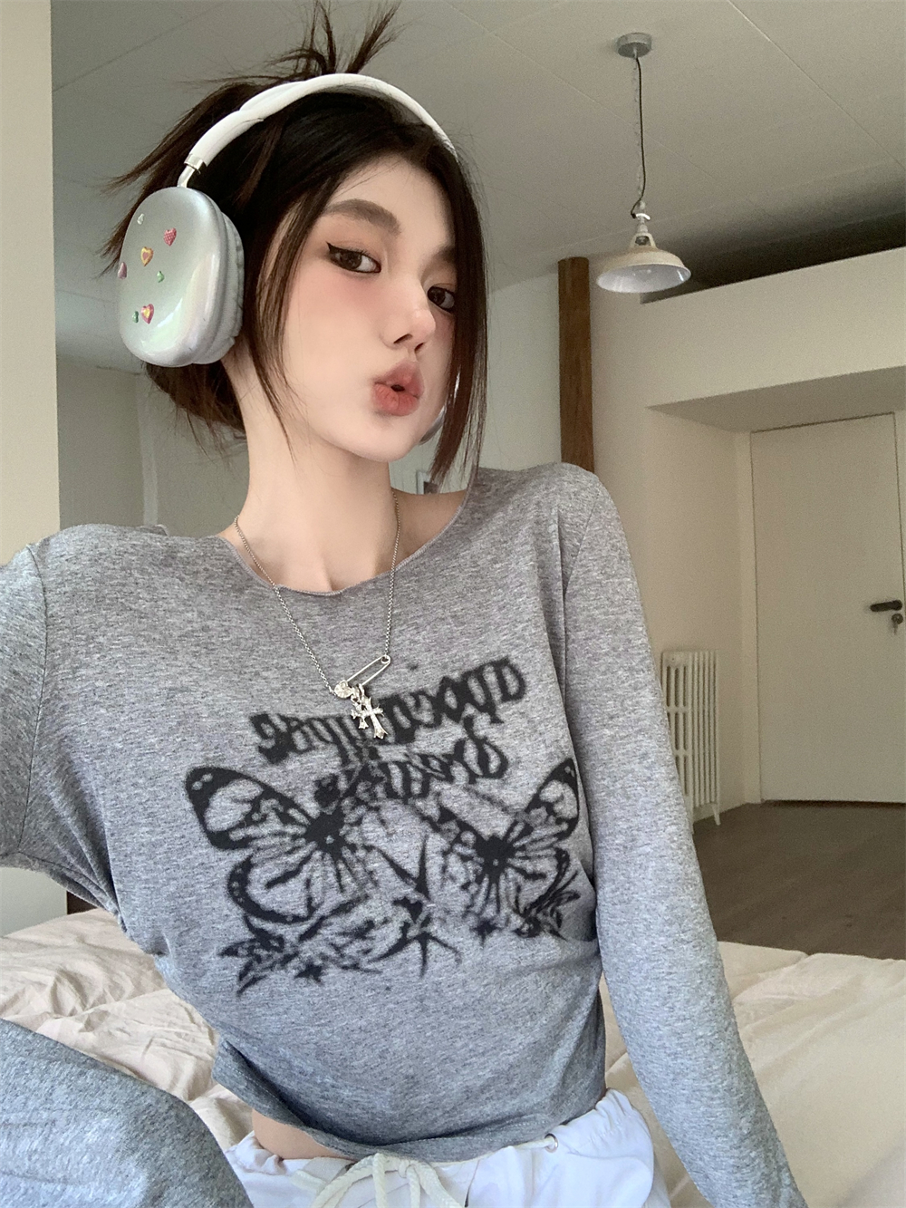 Butterfly Print Long Sleeve Jazz Top - Thin Sun Protection T-Shirt for Music Festival Outfits, Perfect for Girl Groups and 90s Style. Butterfly Print Long Sleeve Jazz Top - Thin Sun Protection T-Shirt for Music Festival Outfits, Perfect for Girl Groups and 90s Style.