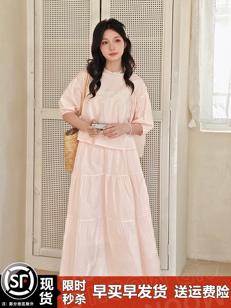 Chic 90s Inspired Two-Piece Set, Floral Print Crop Top and High-Waisted Skirt, Perfect for Summer Outings and Casual Wear Chic 90s Inspired Two-Piece Set, Floral Print Crop Top and High-Waisted Skirt, Perfect for Summer Outings and Casual Wear