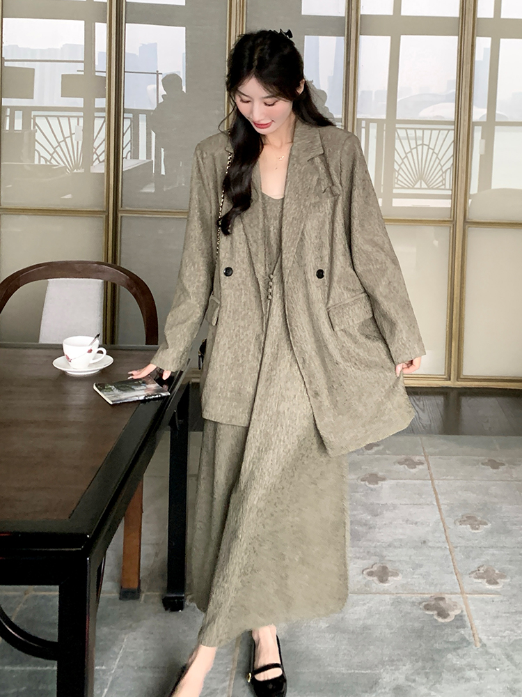 Chic Suit Jacket and Camisole Dress Set for Women - Elegant Two-Piece Outfit for Spring and Autumn, Perfect for Commuting Chic Suit Jacket and Camisole Dress Set for Women - Elegant Two-Piece Outfit for Spring and Autumn, Perfect for Commuting