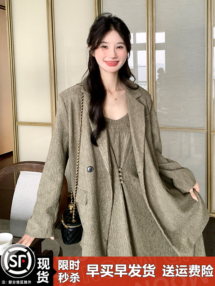 Chic Suit Jacket and Camisole Dress Set for Women - Elegant Two-Piece Outfit for Spring and Autumn, Perfect for Commuting Chic Suit Jacket and Camisole Dress Set for Women - Elegant Two-Piece Outfit for Spring and Autumn, Perfect for Commuting