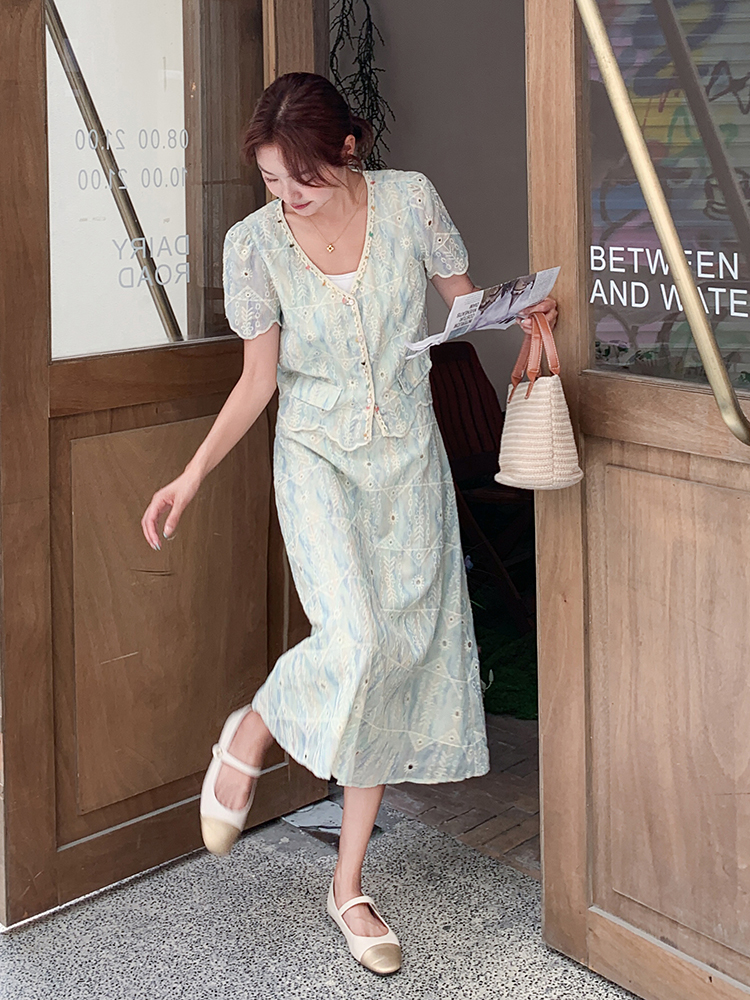 Chic V-Neck Short Sleeve Two-Piece Set for Women, Summer High-End Style with Long Skirt, Elegant Mature Fashion Outfit Chic V-Neck Short Sleeve Two-Piece Set for Women, Summer High-End Style with Long Skirt, Elegant Mature Fashion Outfit