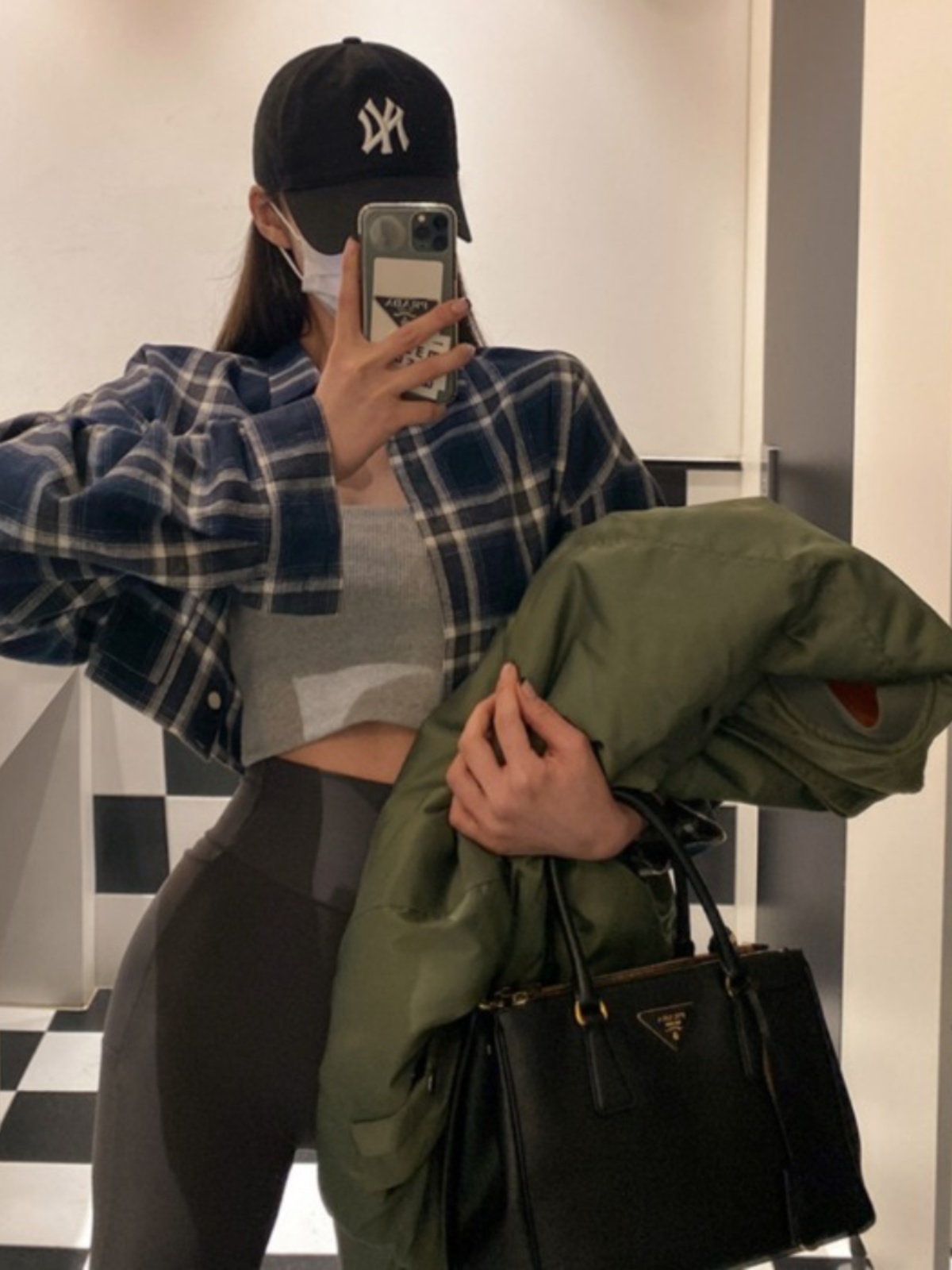 Chic Women's Plaid Shirt, Long Sleeves, Autumn Fashion, Stylish Hong Kong-Inspired Top, Instagram-Worthy Look, Trendy Design Chic Women's Plaid Shirt, Long Sleeves, Autumn Fashion, Stylish Hong Kong-Inspired Top, Instagram-Worthy Look, Trendy Design