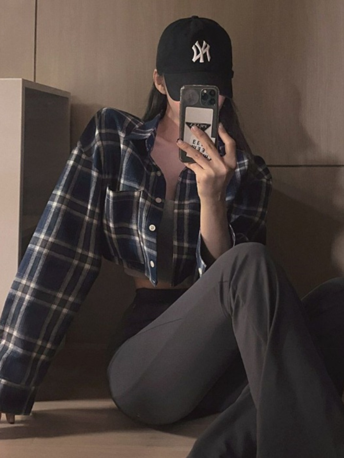 Chic Women's Plaid Shirt, Long Sleeves, Autumn Fashion, Stylish Hong Kong-Inspired Top, Instagram-Worthy Look, Trendy Design Chic Women's Plaid Shirt, Long Sleeves, Autumn Fashion, Stylish Hong Kong-Inspired Top, Instagram-Worthy Look, Trendy Design