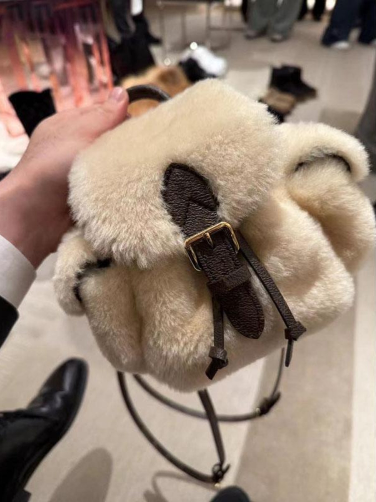 Color-Blocking Furry Backpack for Women, Plush Ins Style Bag for Class and Commuting, Trendy 2025 Model Color-Blocking Furry Backpack for Women, Plush Ins Style Bag for Class and Commuting, Trendy 2025 Model