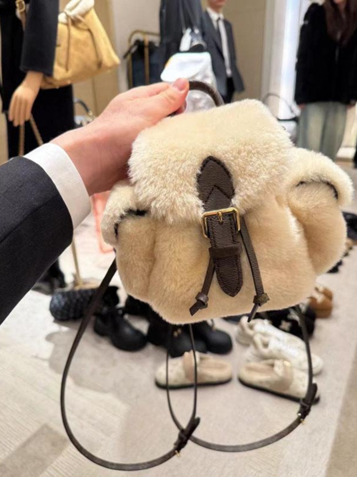 Color-Blocking Furry Backpack for Women, Plush Ins Style Bag for Class and Commuting, Trendy 2025 Model Color-Blocking Furry Backpack for Women, Plush Ins Style Bag for Class and Commuting, Trendy 2025 Model