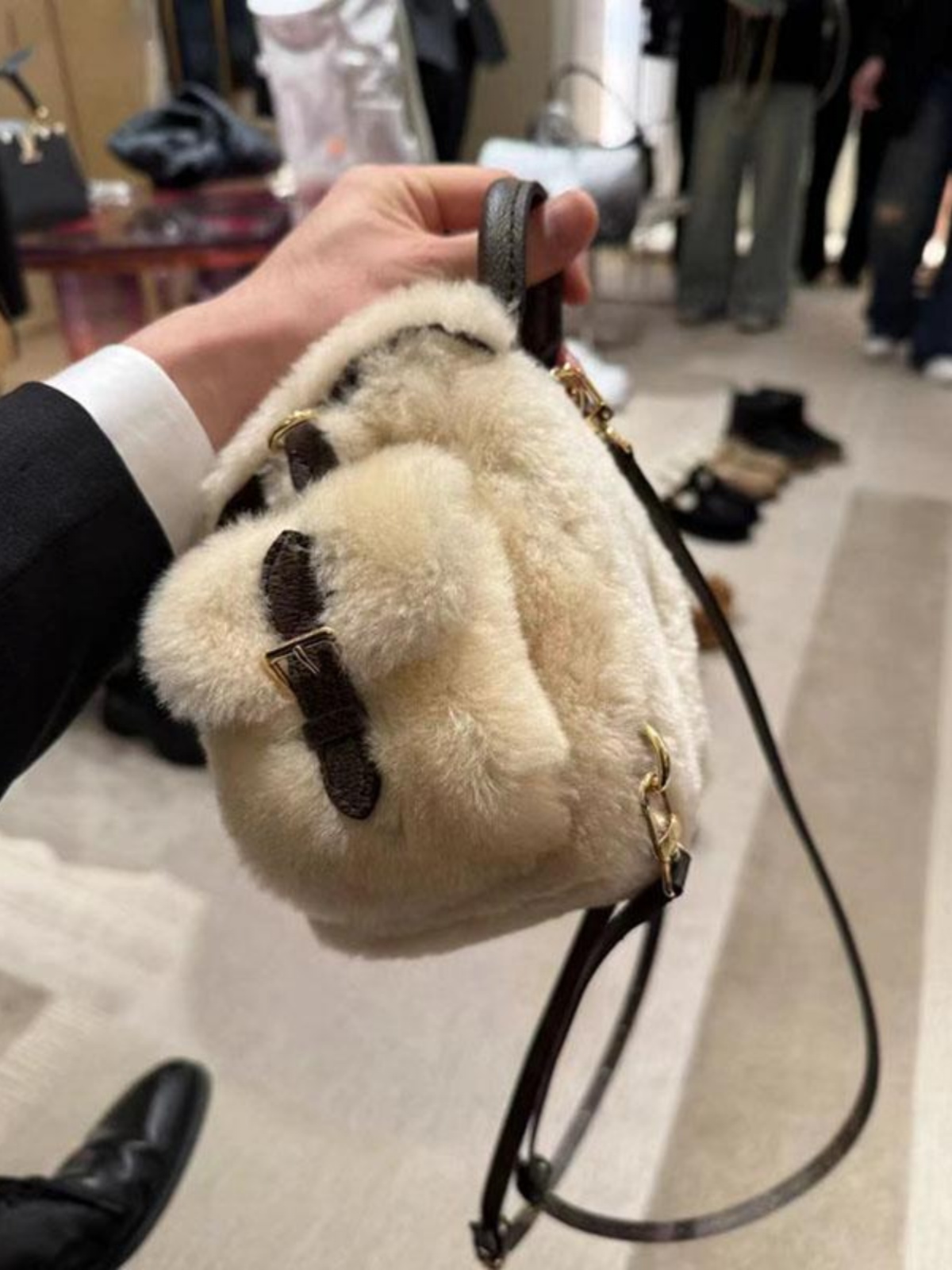 Color-Blocking Furry Backpack for Women, Plush Ins Style Bag for Class and Commuting, Trendy 2025 Model Color-Blocking Furry Backpack for Women, Plush Ins Style Bag for Class and Commuting, Trendy 2025 Model