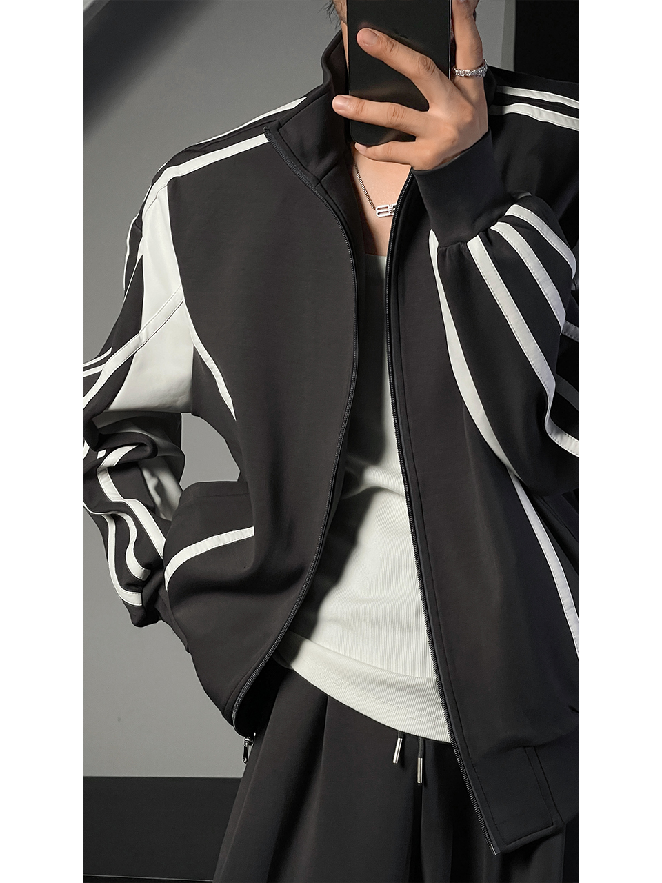 Color-Blocking Minimalist Dragon Dada Sports Set with Stand Collar Zipper Jacket and Loose Draping Wide-Leg Pants for Trendy Style Color-Blocking Minimalist Dragon Dada Sports Set with Stand Collar Zipper Jacket and Loose Draping Wide-Leg Pants for Trendy Style