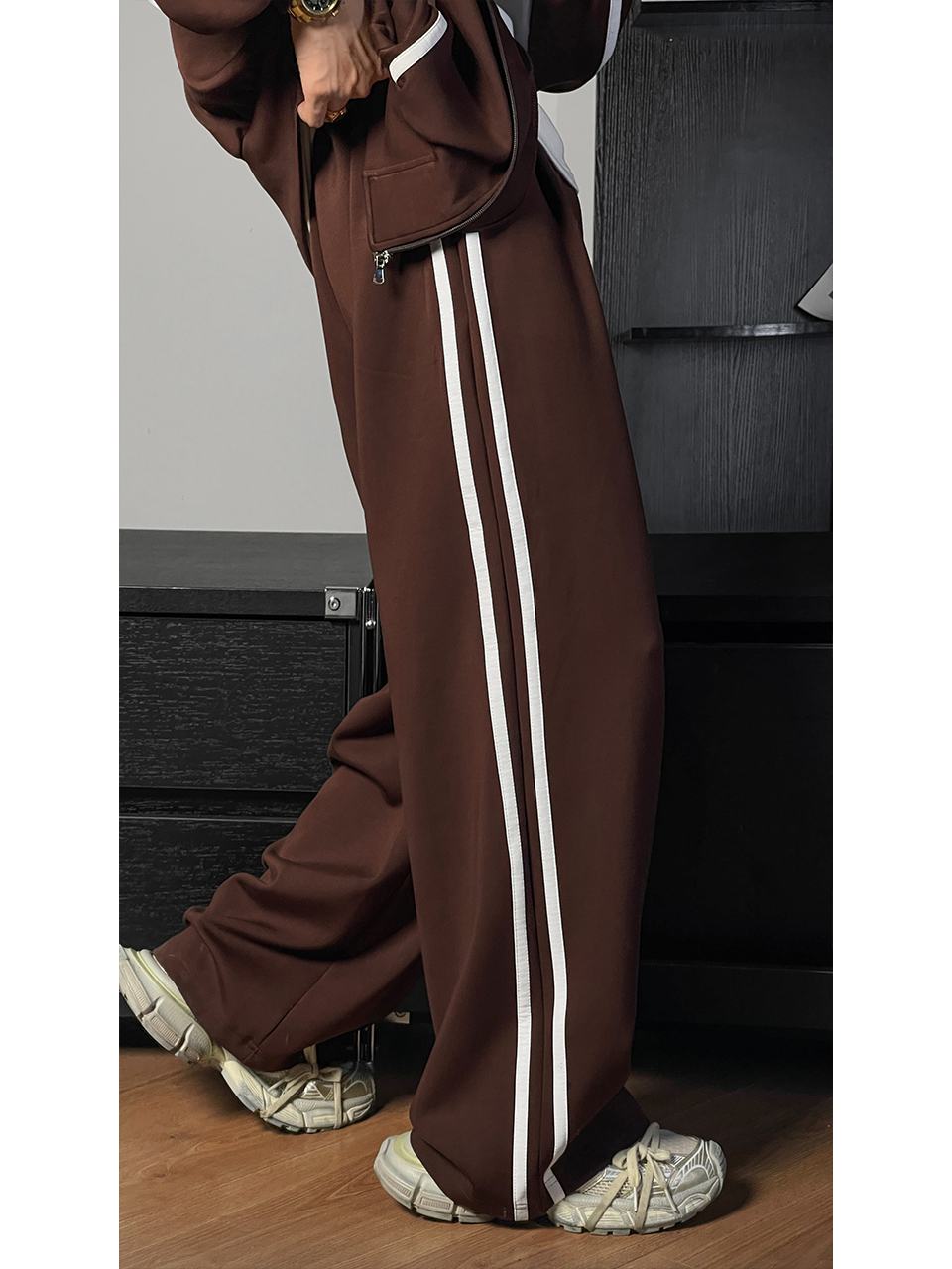 Color-Blocking Minimalist Dragon Dada Sports Set with Stand Collar Zipper Jacket and Loose Draping Wide-Leg Pants for Trendy Style Color-Blocking Minimalist Dragon Dada Sports Set with Stand Collar Zipper Jacket and Loose Draping Wide-Leg Pants for Trendy Style