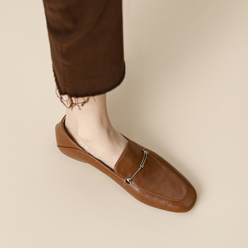 Comfortable Women's Retro Slip-On Loafers with Soft Sole and Gold Buckle - Vintage Style Flat Shoes for Everyday Wear Comfortable Women's Retro Slip-On Loafers with Soft Sole and Gold Buckle - Vintage Style Flat Shoes for Everyday Wear