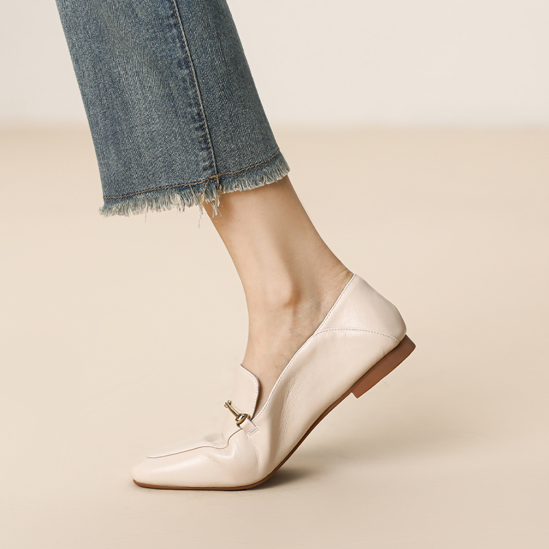 Comfortable Women's Retro Slip-On Loafers with Soft Sole and Gold Buckle - Vintage Style Flat Shoes for Everyday Wear Comfortable Women's Retro Slip-On Loafers with Soft Sole and Gold Buckle - Vintage Style Flat Shoes for Everyday Wear