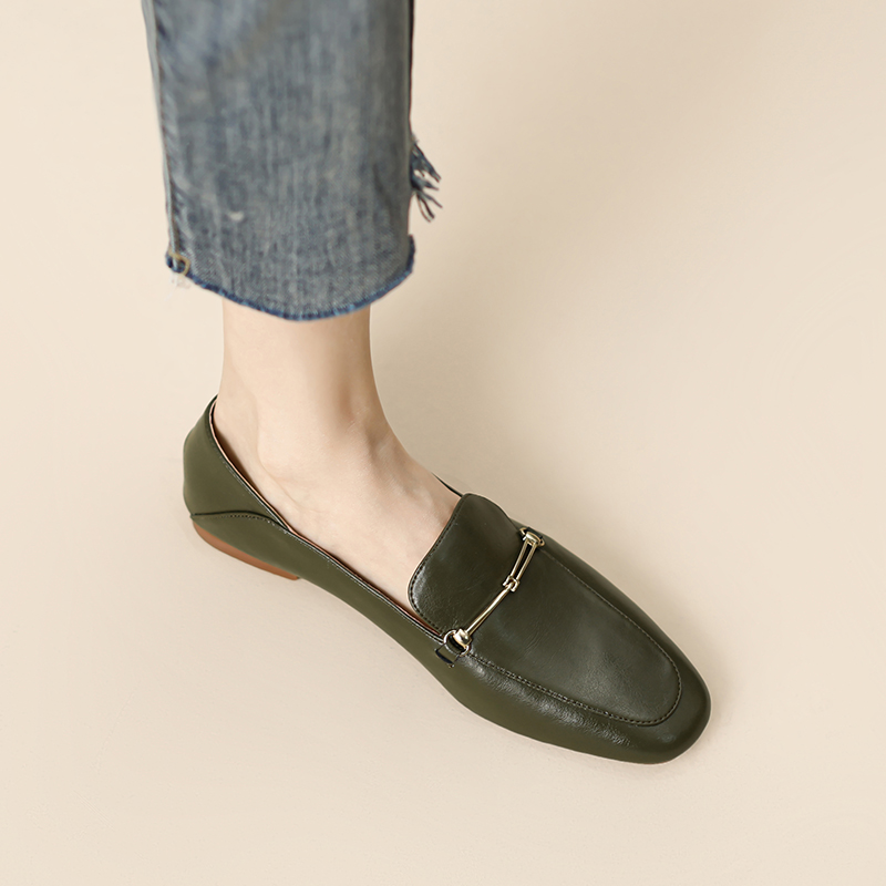 Comfortable Women's Retro Slip-On Loafers with Soft Sole and Gold Buckle - Vintage Style Flat Shoes for Everyday Wear Comfortable Women's Retro Slip-On Loafers with Soft Sole and Gold Buckle - Vintage Style Flat Shoes for Everyday Wear