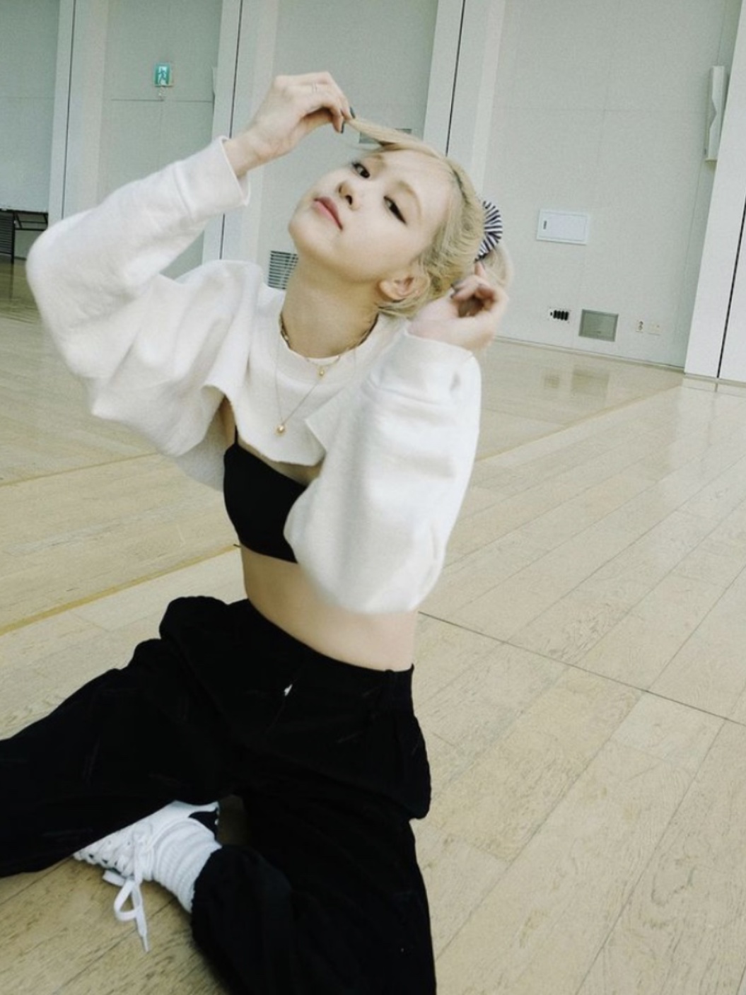 Cropped Sweatshirt for Women - Hip-Hop Street Style Jazz Design, Cool Spring Cover-Up, Trendy Urban Fashion Cropped Sweatshirt for Women - Hip-Hop Street Style Jazz Design, Cool Spring Cover-Up, Trendy Urban Fashion