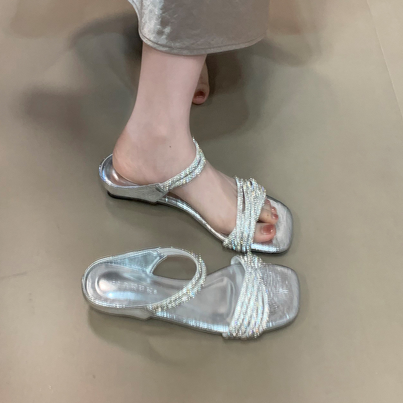Crystal-Embellished Open-Toe Sandals for Women - Elegant One-Strap Flip-Flops in Celebrity Style, Perfect for Summer and Evening Wear Crystal-Embellished Open-Toe Sandals for Women - Elegant One-Strap Flip-Flops in Celebrity Style, Perfect for Summer and Evening Wear