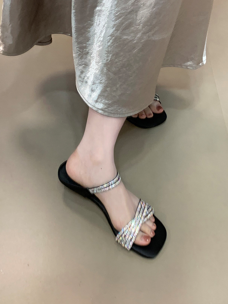 Crystal-Embellished Open-Toe Sandals for Women - Elegant One-Strap Flip-Flops in Celebrity Style, Perfect for Summer and Evening Wear Crystal-Embellished Open-Toe Sandals for Women - Elegant One-Strap Flip-Flops in Celebrity Style, Perfect for Summer and Evening Wear
