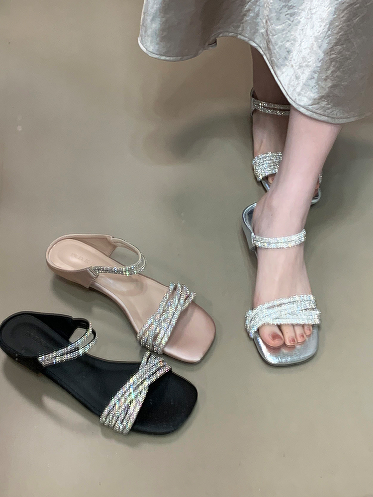 Crystal-Embellished Open-Toe Sandals for Women - Elegant One-Strap Flip-Flops in Celebrity Style, Perfect for Summer and Evening Wear Crystal-Embellished Open-Toe Sandals for Women - Elegant One-Strap Flip-Flops in Celebrity Style, Perfect for Summer and Evening Wear