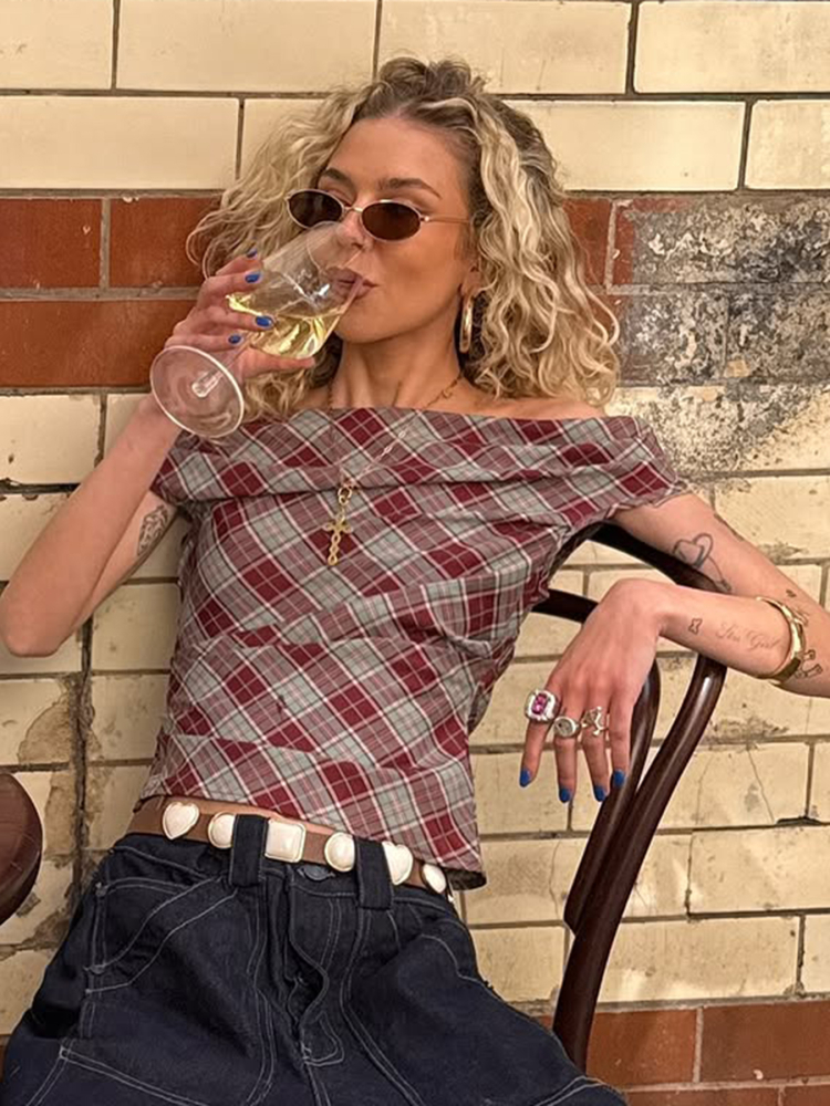 Cuffed One-Shoulder Red Plaid T-Shirt for Women - Vintage American Style, Raglan Sleeves, Slim Fit, Short Top, Y2K Fashion Cuffed One-Shoulder Red Plaid T-Shirt for Women - Vintage American Style, Raglan Sleeves, Slim Fit, Short Top, Y2K Fashion