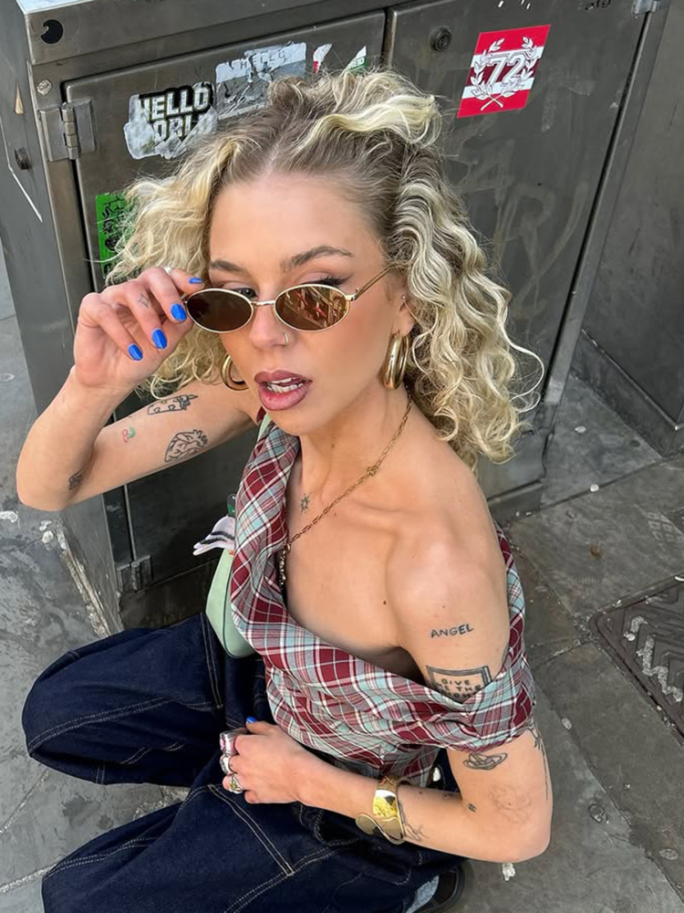 Cuffed One-Shoulder Red Plaid T-Shirt for Women - Vintage American Style, Raglan Sleeves, Slim Fit, Short Top, Y2K Fashion Cuffed One-Shoulder Red Plaid T-Shirt for Women - Vintage American Style, Raglan Sleeves, Slim Fit, Short Top, Y2K Fashion