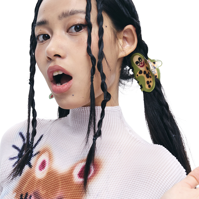 Cute Shark Clip Hairpin with Original Graffiti Print - Trendy Claw Clip for Back of Head, Perfect for Y2K and Street Style Looks Cute Shark Clip Hairpin with Original Graffiti Print - Trendy Claw Clip for Back of Head, Perfect for Y2K and Street Style Looks