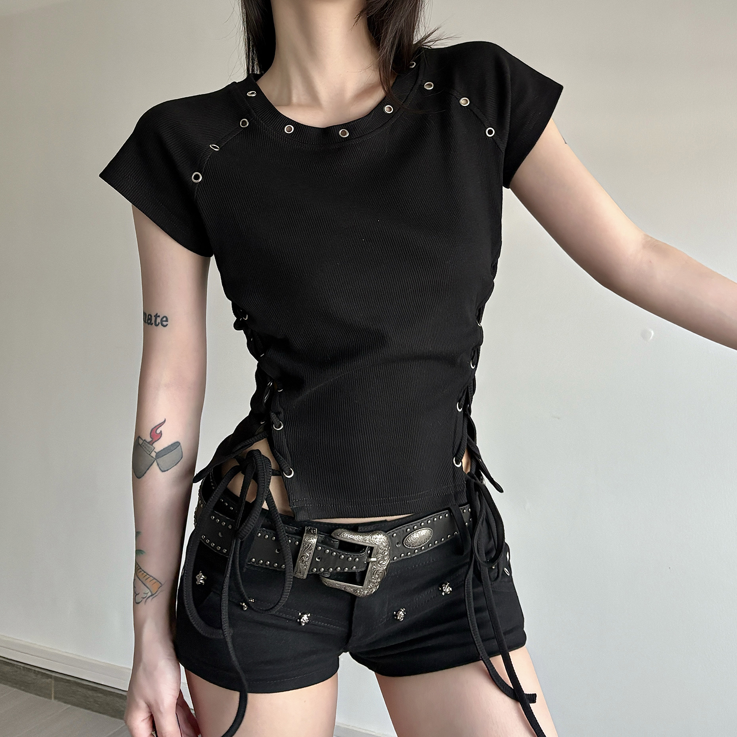 Dark Millennium Style Metal Eyelet Black Strap Waist-Cinching Round Neck T-Shirt Biker Chic Short Top for a Y2K Inspired Look