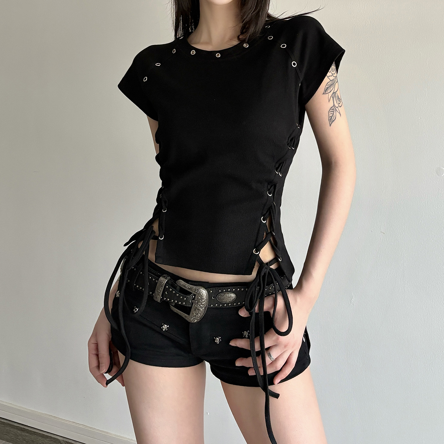 Dark Millennium Style Metal Eyelet Black Strap Waist-Cinching Round Neck T-Shirt Biker Chic Short Top for a Y2K Inspired Look Dark Millennium Style Metal Eyelet Black Strap Waist-Cinching Round Neck T-Shirt Biker Chic Short Top for a Y2K Inspired Look