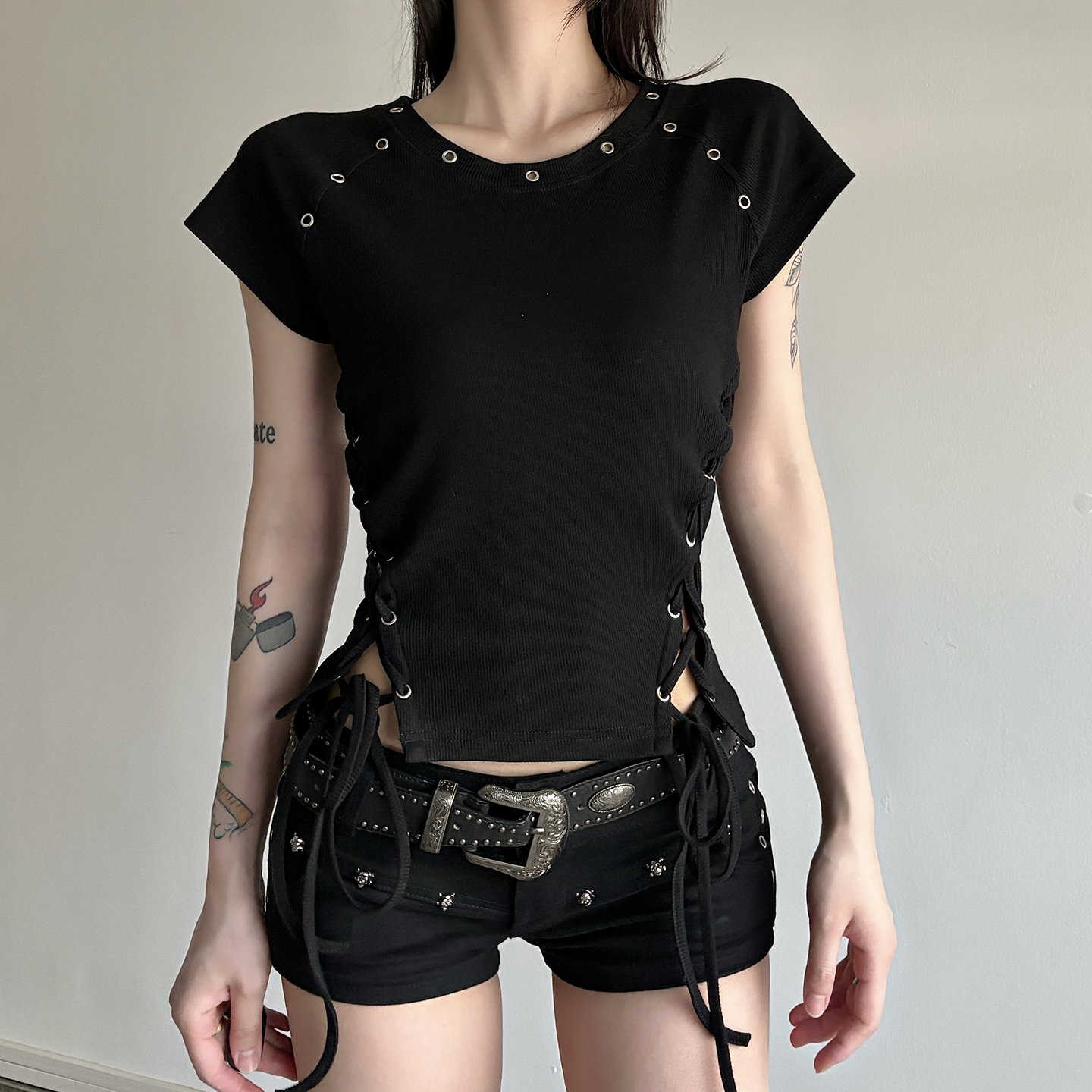 Dark Millennium Style Metal Eyelet Black Strap Waist-Cinching Round Neck T-Shirt Biker Chic Short Top for a Y2K Inspired Look