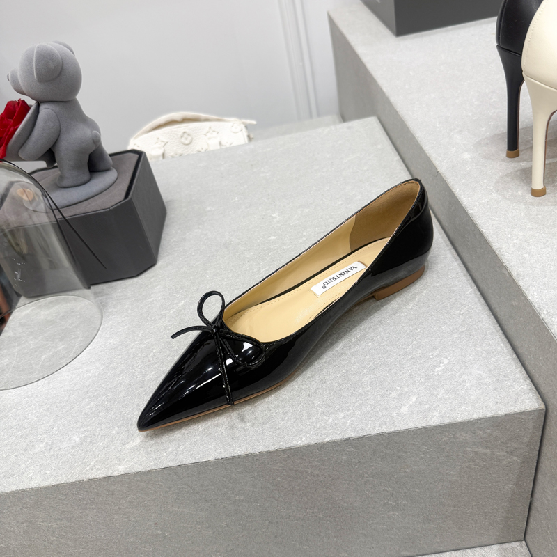 Elegant Black Bow-Tie Pointed Flat Shoes for Women - Stylish Hong Kong Fashion Footwear