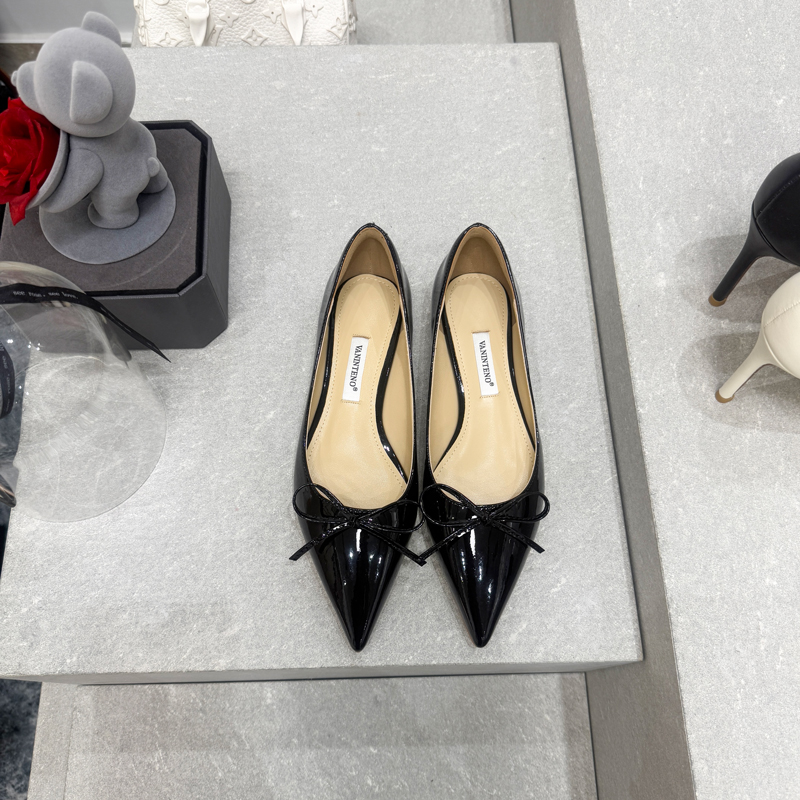 Elegant Black Bow-Tie Pointed Flat Shoes for Women - Stylish Hong Kong Fashion Footwear Elegant Black Bow-Tie Pointed Flat Shoes for Women - Stylish Hong Kong Fashion Footwear