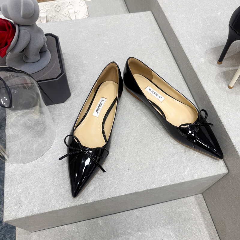 Elegant Black Bow-Tie Pointed Flat Shoes for Women - Stylish Hong Kong Fashion Footwear Elegant Black Bow-Tie Pointed Flat Shoes for Women - Stylish Hong Kong Fashion Footwear