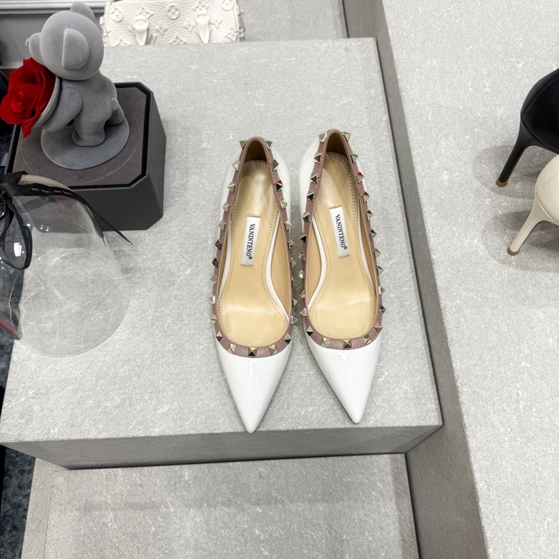 Elegant High-Heeled Single Shoes in Nude Gray Patent Leather with Studded Detail - Spring Fashion Fine-Heeled Footwear Elegant High-Heeled Single Shoes in Nude Gray Patent Leather with Studded Detail - Spring Fashion Fine-Heeled Footwear