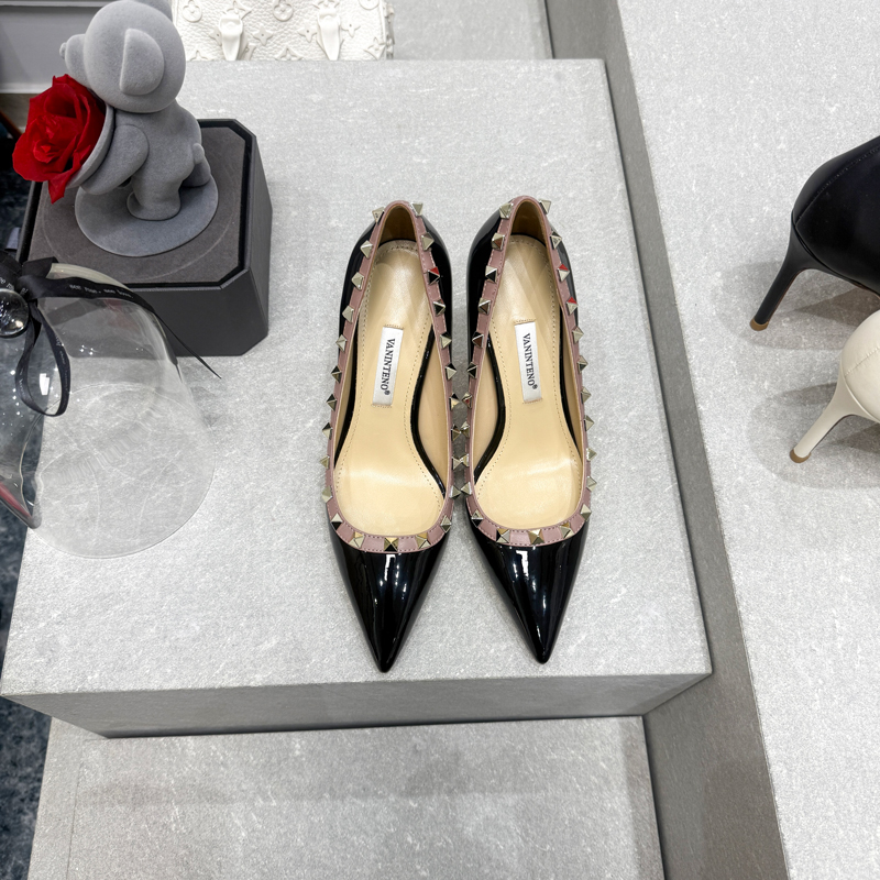 Elegant High-Heeled Single Shoes in Nude Gray Patent Leather with Studded Detail - Spring Fashion Fine-Heeled Footwear Elegant High-Heeled Single Shoes in Nude Gray Patent Leather with Studded Detail - Spring Fashion Fine-Heeled Footwear