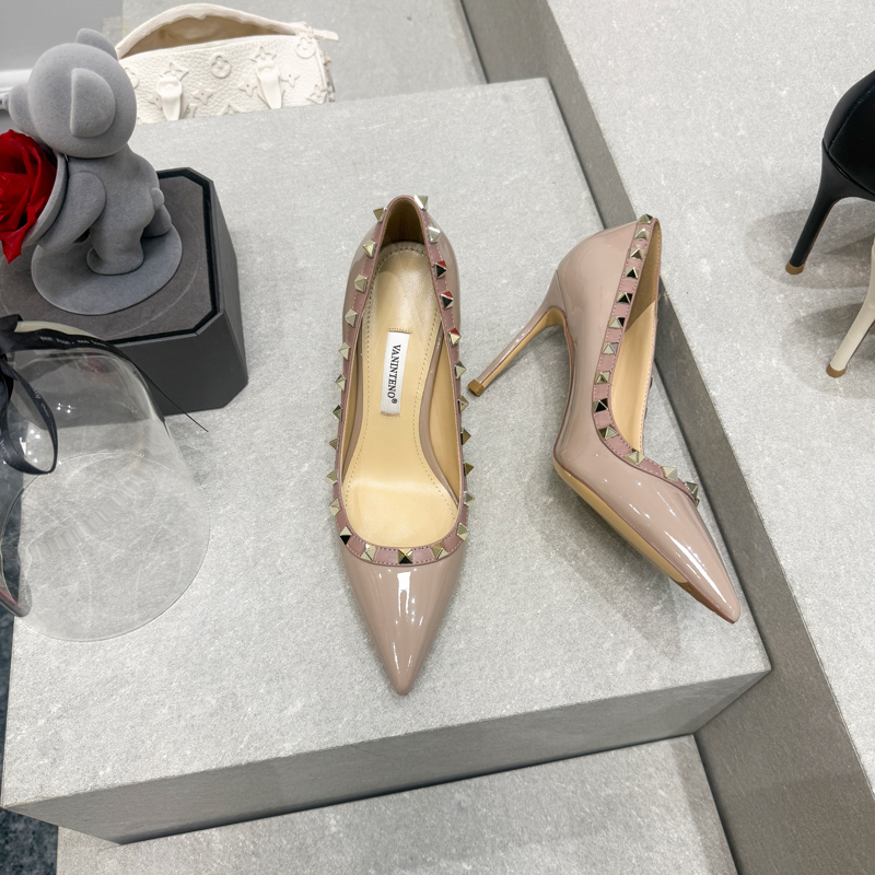 Elegant High-Heeled Single Shoes in Nude Gray Patent Leather with Studded Detail - Spring Fashion Fine-Heeled Footwear Elegant High-Heeled Single Shoes in Nude Gray Patent Leather with Studded Detail - Spring Fashion Fine-Heeled Footwear