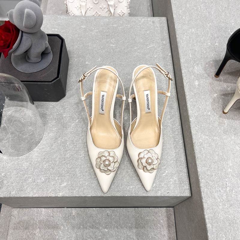 Elegant Hollow High-Heeled Sandals for Women - Pointed Toe, One-Strap Camellia Design, Timeless Style, Perfect for Any Occasion Elegant Hollow High-Heeled Sandals for Women - Pointed Toe, One-Strap Camellia Design, Timeless Style, Perfect for Any Occasion