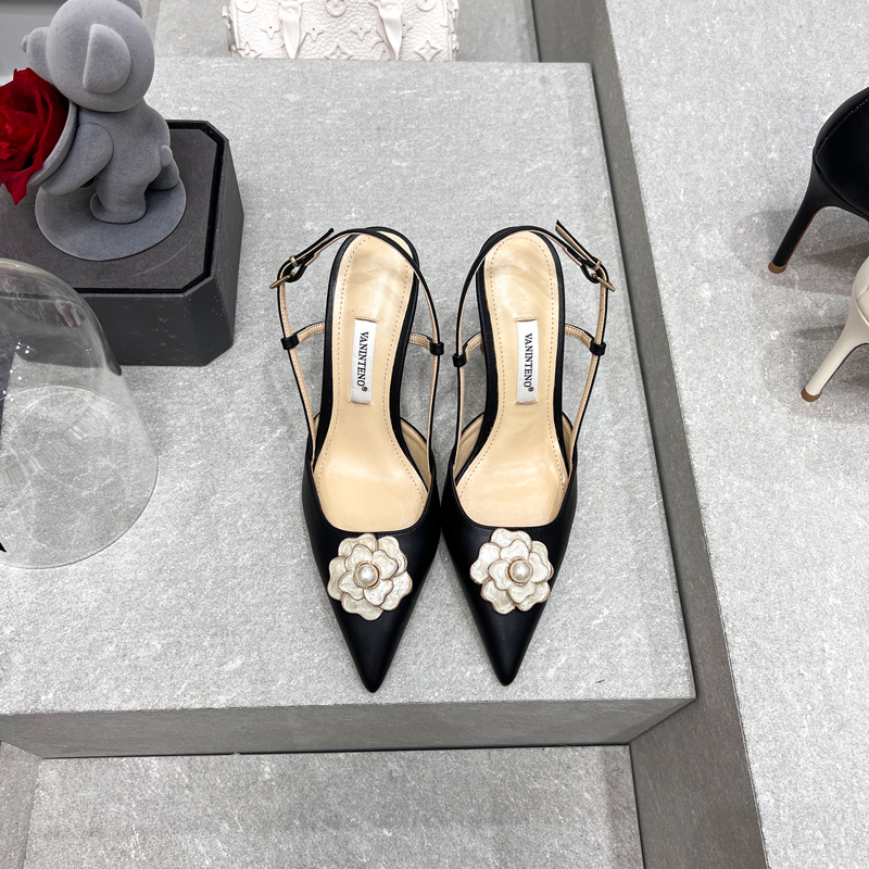 Elegant Hollow High-Heeled Sandals for Women - Pointed Toe, One-Strap Camellia Design, Timeless Style, Perfect for Any Occasion Elegant Hollow High-Heeled Sandals for Women - Pointed Toe, One-Strap Camellia Design, Timeless Style, Perfect for Any Occasion