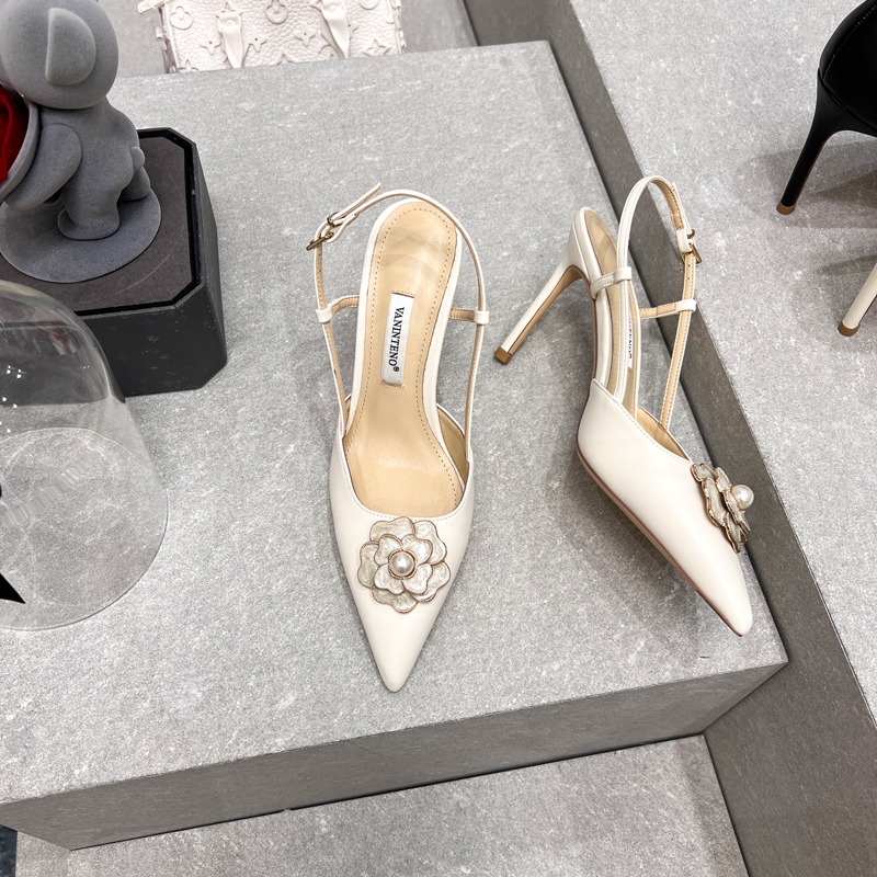 Elegant Hollow High-Heeled Sandals for Women - Pointed Toe, One-Strap Camellia Design, Timeless Style, Perfect for Any Occasion Elegant Hollow High-Heeled Sandals for Women - Pointed Toe, One-Strap Camellia Design, Timeless Style, Perfect for Any Occasion