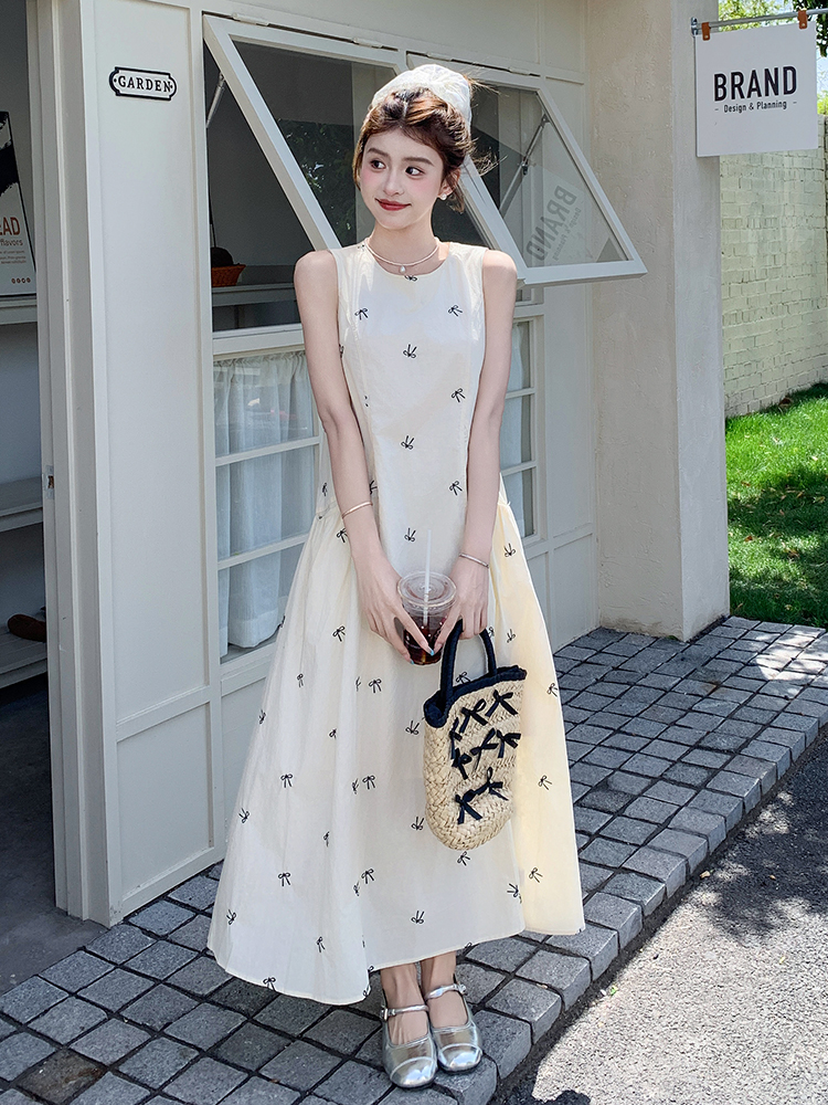 Elegant Off-White Sleeveless Tank Dress for Women - Ankle-Length Summer Style with Relaxed Fit and Chic Design Elegant Off-White Sleeveless Tank Dress for Women - Ankle-Length Summer Style with Relaxed Fit and Chic Design