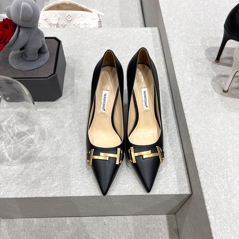 Elegant White Pointed Toe High-Heeled Shoes with Metal Buckle for Women - Autumn Collection, Sophisticated Style, Perfect for Any Occasion Elegant White Pointed Toe High-Heeled Shoes with Metal Buckle for Women - Autumn Collection, Sophisticated Style, Perfect for Any Occasion