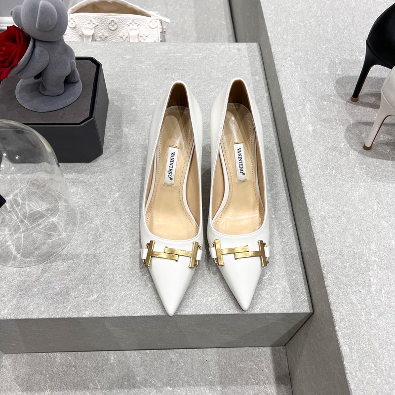 Elegant White Pointed Toe High-Heeled Shoes with Metal Buckle for Women - Autumn Collection, Sophisticated Style, Perfect for Any Occasion Elegant White Pointed Toe High-Heeled Shoes with Metal Buckle for Women - Autumn Collection, Sophisticated Style, Perfect for Any Occasion