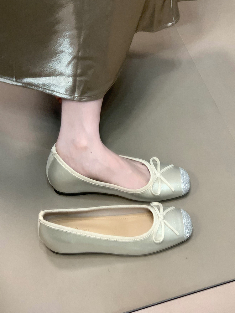 Elevated Women's Silver Sequined Patchwork Loafers with Bow - Elegant Commuting Flats for Stylish 90s-Inspired Looks Elevated Women's Silver Sequined Patchwork Loafers with Bow - Elegant Commuting Flats for Stylish 90s-Inspired Looks