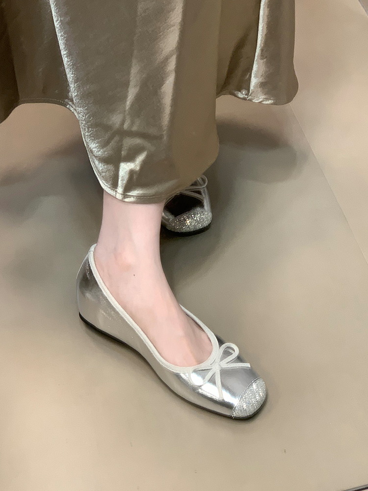 Elevated Women's Silver Sequined Patchwork Loafers with Bow - Elegant Commuting Flats for Stylish 90s-Inspired Looks Elevated Women's Silver Sequined Patchwork Loafers with Bow - Elegant Commuting Flats for Stylish 90s-Inspired Looks