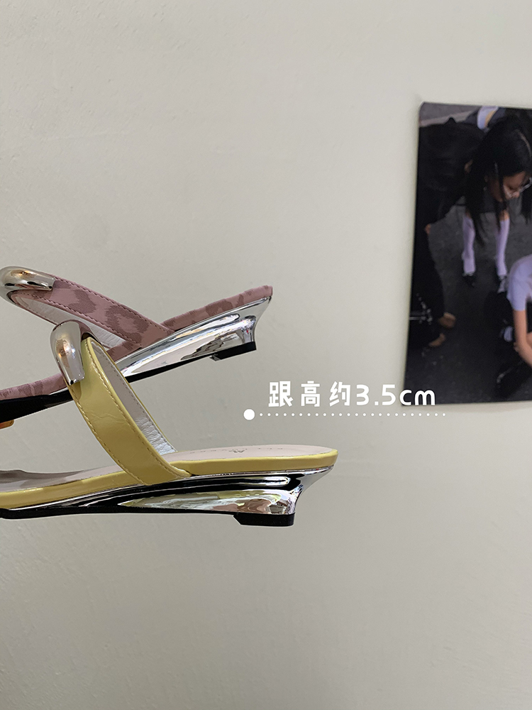 Exquisite French Sandals for Women - Summer 2025 Metal Thong Style, Chic and Elegant Footwear Exquisite French Sandals for Women - Summer 2025 Metal Thong Style, Chic and Elegant Footwear