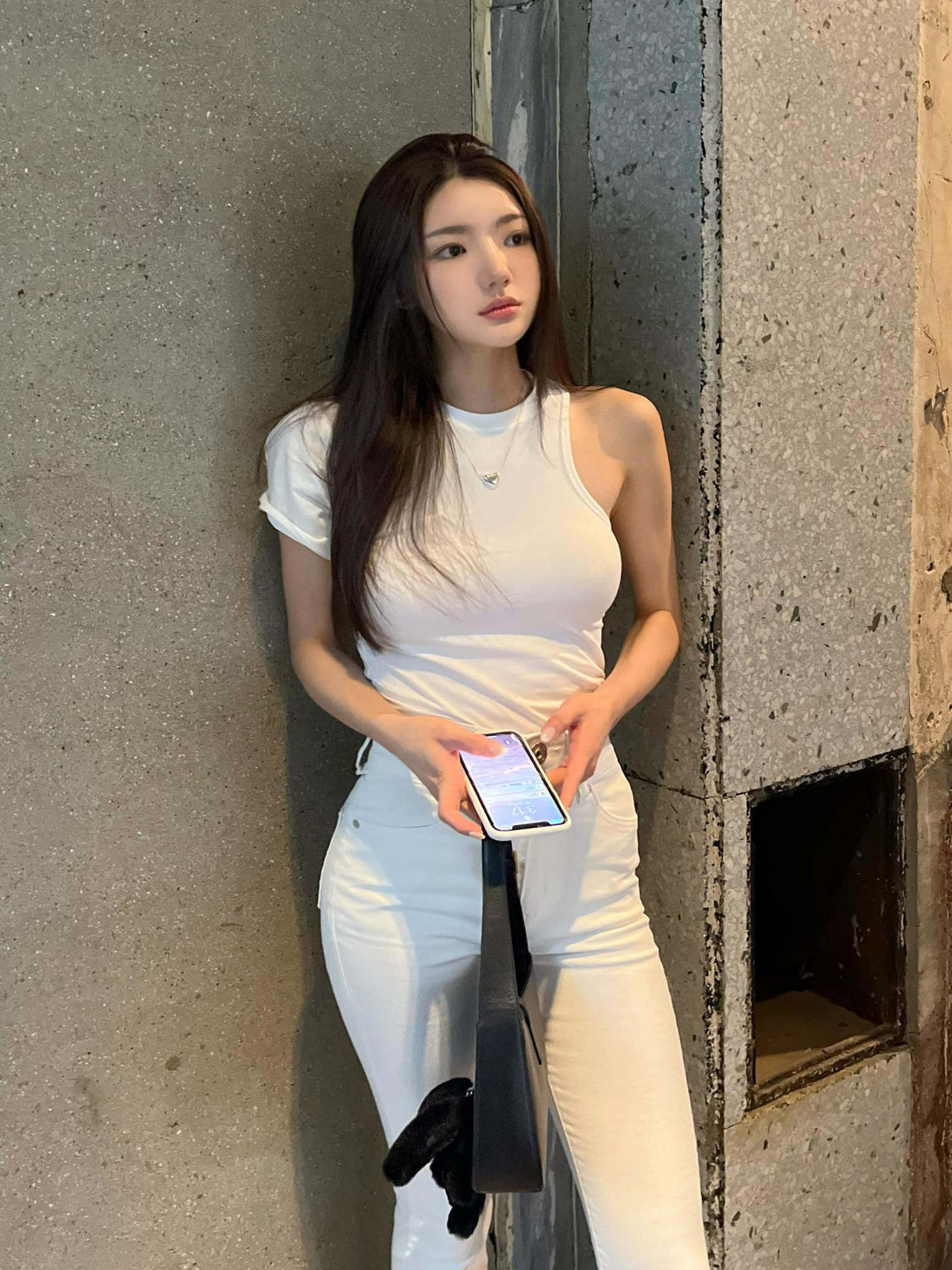 Fitted Off-Shoulder Round Neck White Short-Sleeve T-Shirt for Women - Korean Style Summer Slimming Half-Sleeve Top