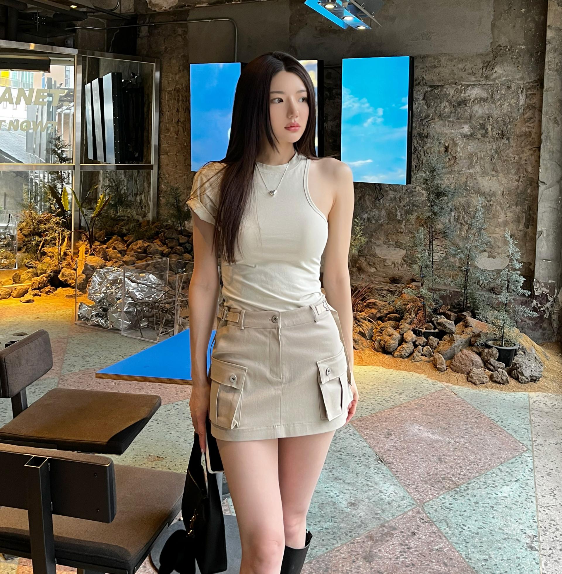 Fitted Off-Shoulder Round Neck White Short-Sleeve T-Shirt for Women - Korean Style Summer Slimming Half-Sleeve Top Fitted Off-Shoulder Round Neck White Short-Sleeve T-Shirt for Women - Korean Style Summer Slimming Half-Sleeve Top