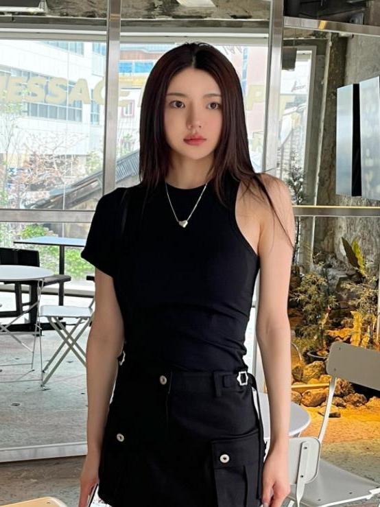 Fitted Off-Shoulder Round Neck White Short-Sleeve T-Shirt for Women - Korean Style Summer Slimming Half-Sleeve Top Fitted Off-Shoulder Round Neck White Short-Sleeve T-Shirt for Women - Korean Style Summer Slimming Half-Sleeve Top